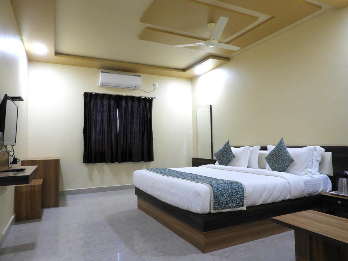 Hotel Somnath Daksh โสมนัส ภายนอก รูปภาพ