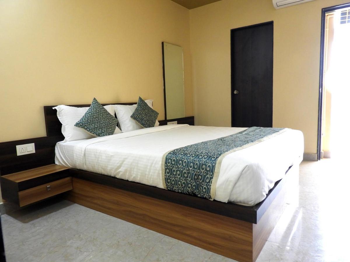 Hotel Somnath Daksh โสมนัส ภายนอก รูปภาพ