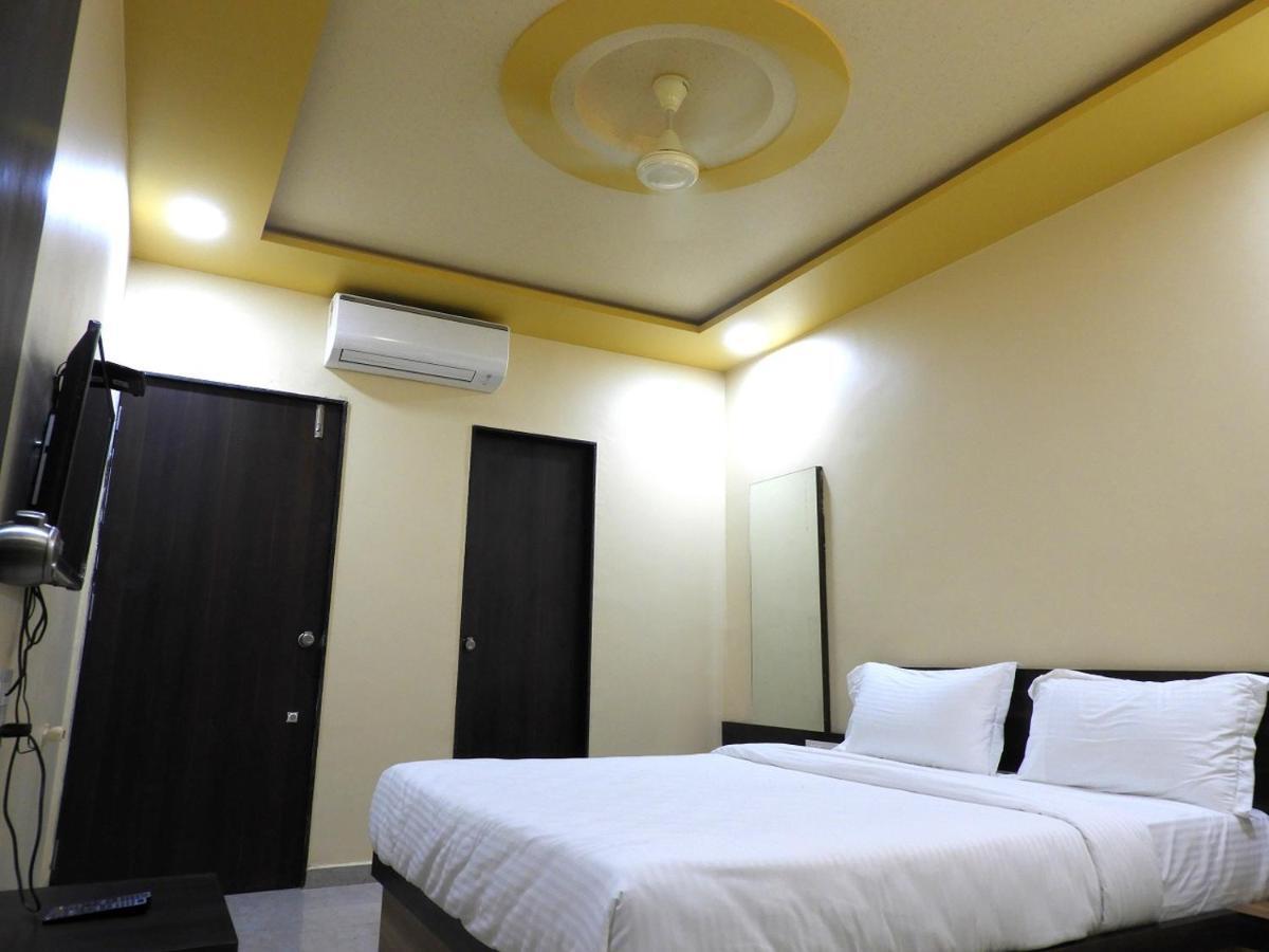 Hotel Somnath Daksh โสมนัส ภายนอก รูปภาพ