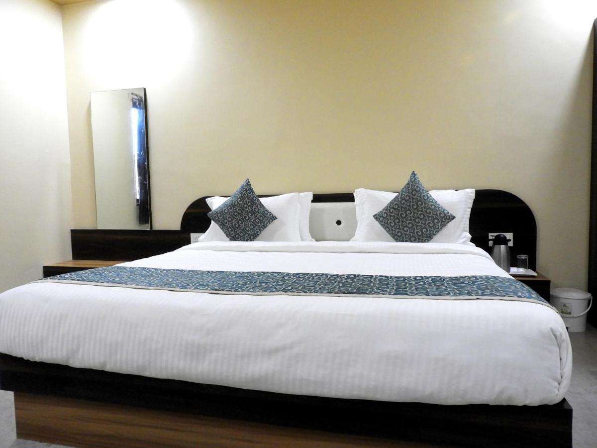 Hotel Somnath Daksh โสมนัส ภายนอก รูปภาพ