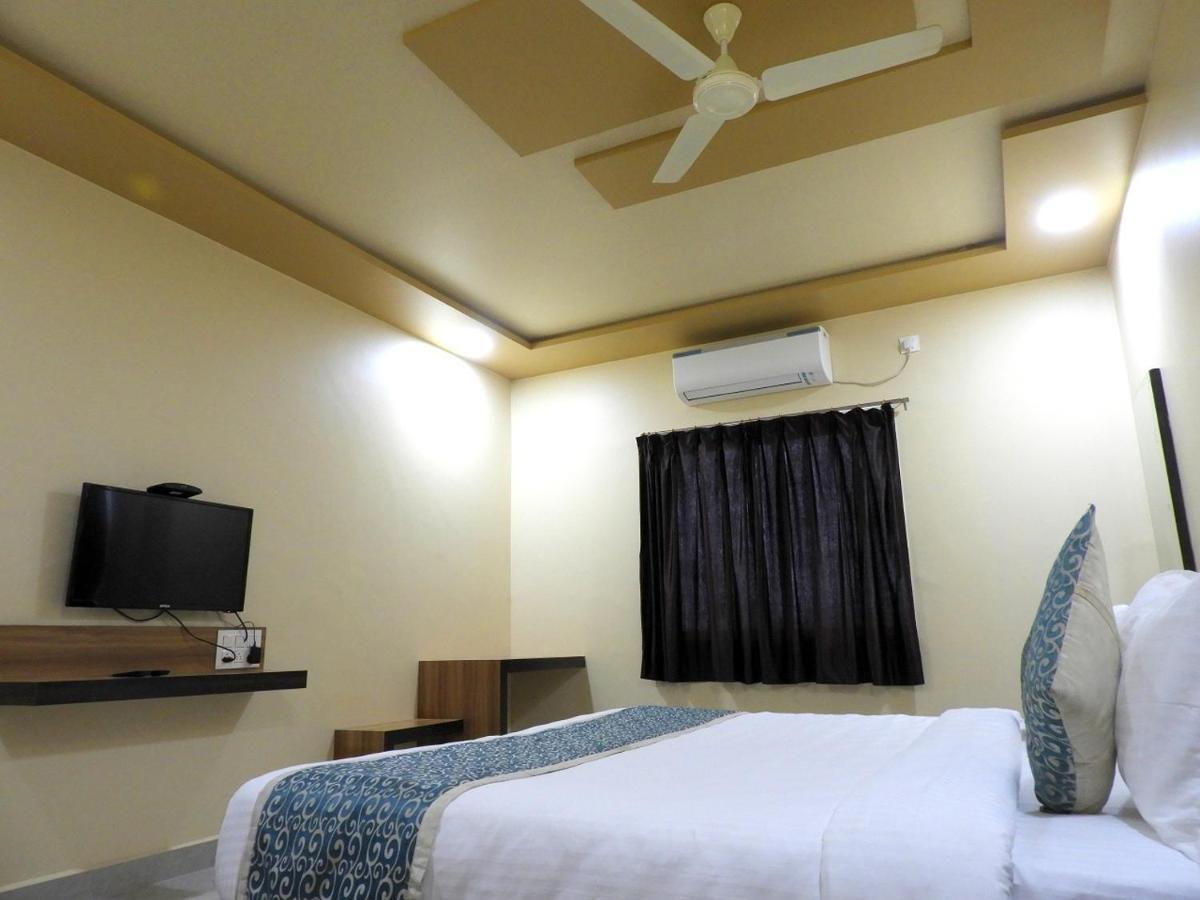 Hotel Somnath Daksh โสมนัส ภายนอก รูปภาพ