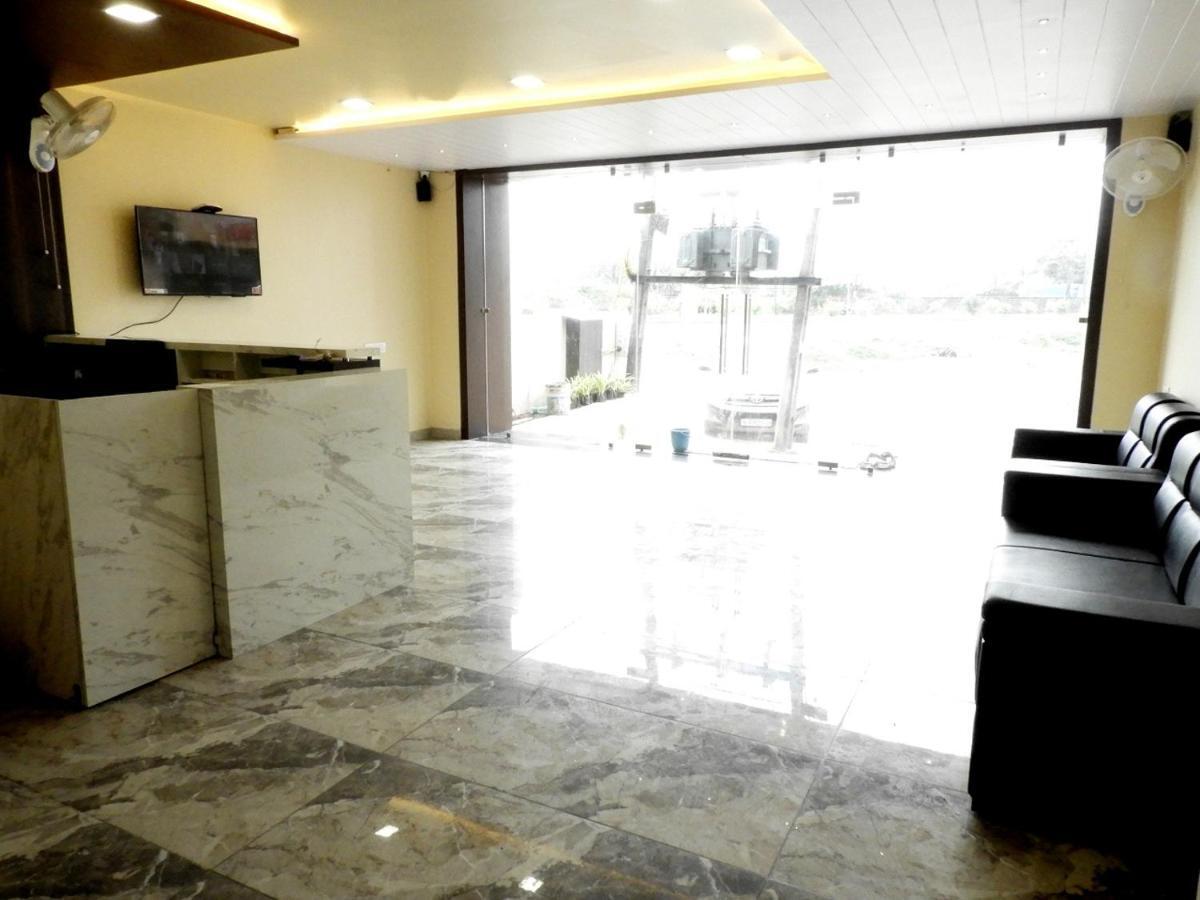 Hotel Somnath Daksh โสมนัส ภายนอก รูปภาพ