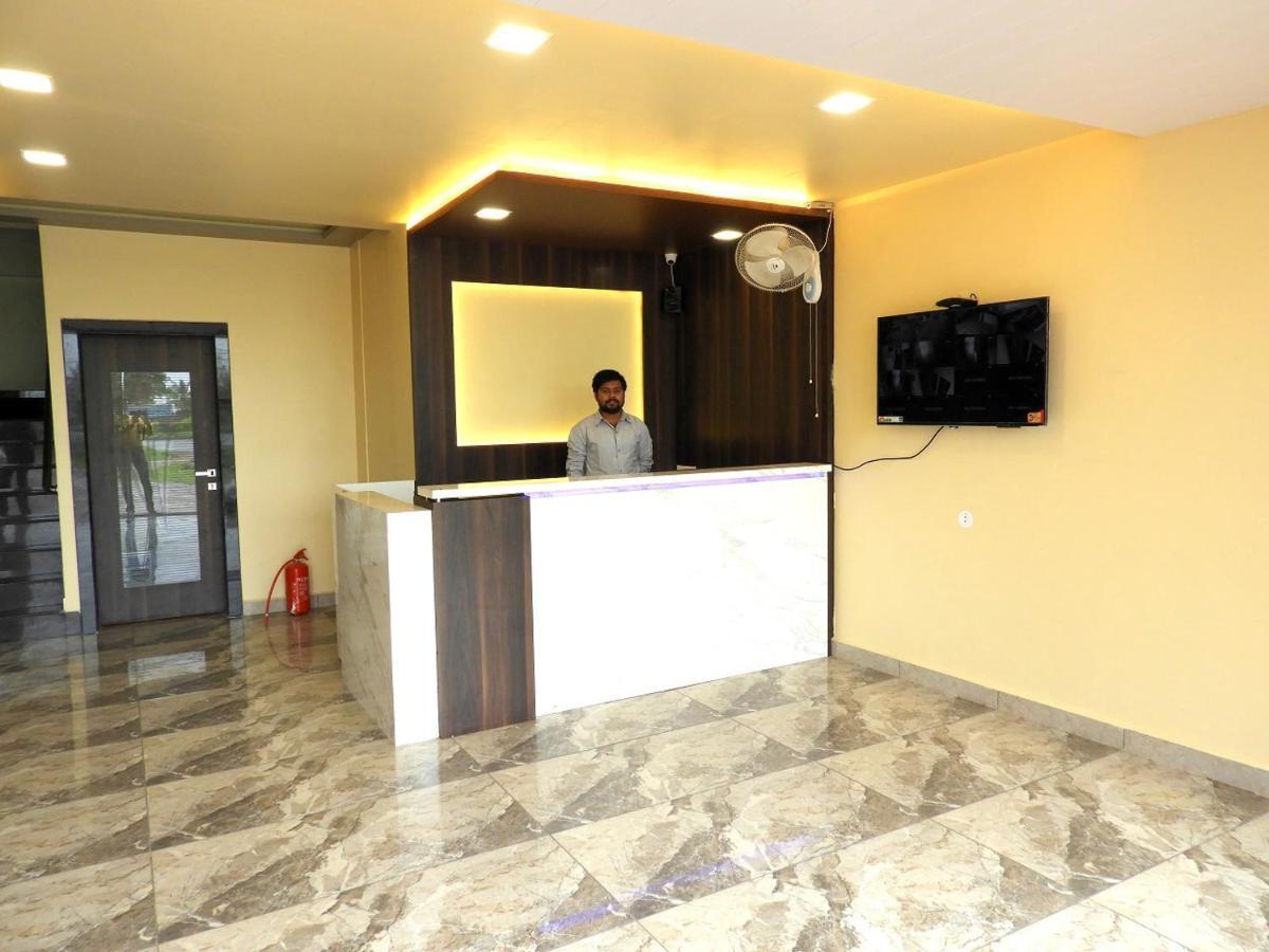 Hotel Somnath Daksh โสมนัส ภายนอก รูปภาพ